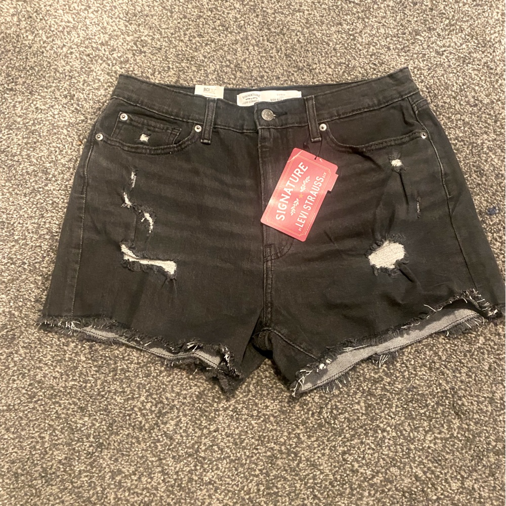 BRAND NEW Levi’s curvy high rise shorts in black